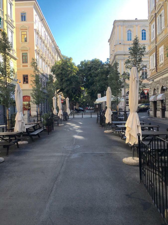 Alla Scalinata Del Teatro Rossetti Villa Trieste Exteriör bild