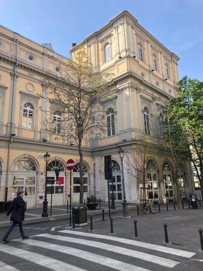 Alla Scalinata Del Teatro Rossetti Villa Trieste Exteriör bild